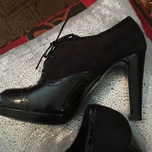 Tahari game changer black pumps!